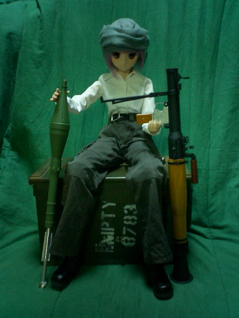 RPG-7の弾頭と本体